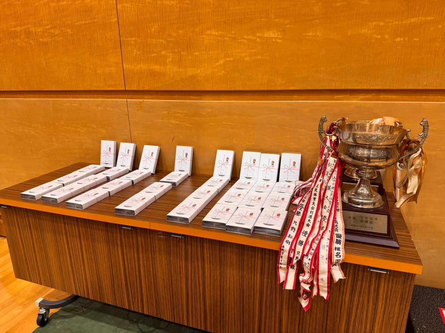 区民体育大会剣道大会の優勝杯と賞品